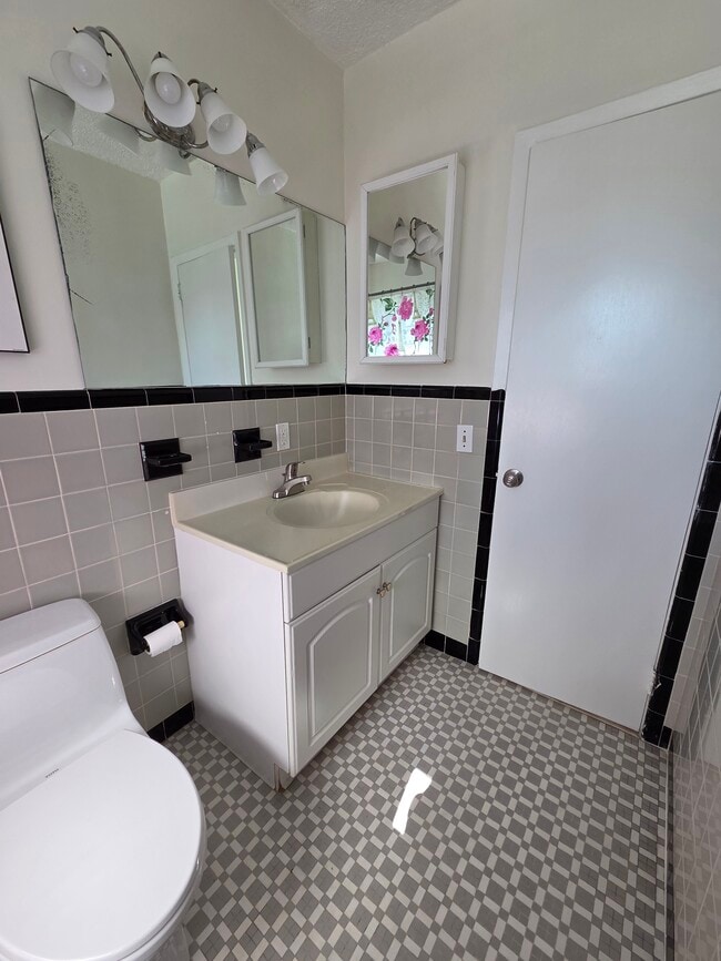 Building Photo - 1008 Macy St