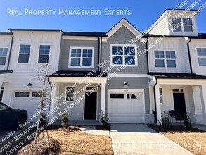 Building Photo - Charming 3BR/2.5BA Townhouse in Charlotte!