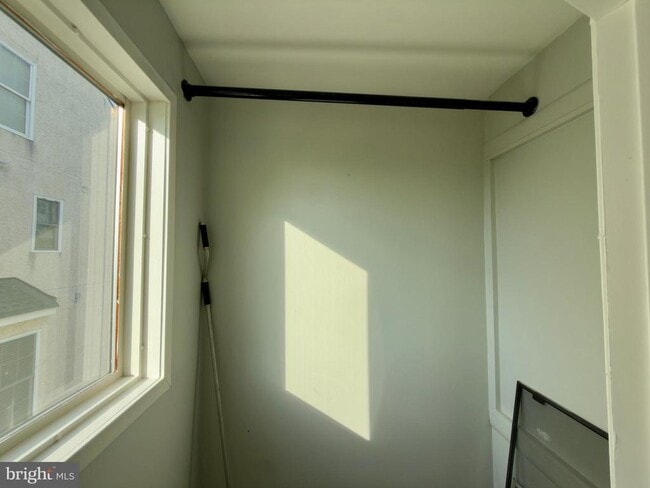 Building Photo - 422 W 6th Ave