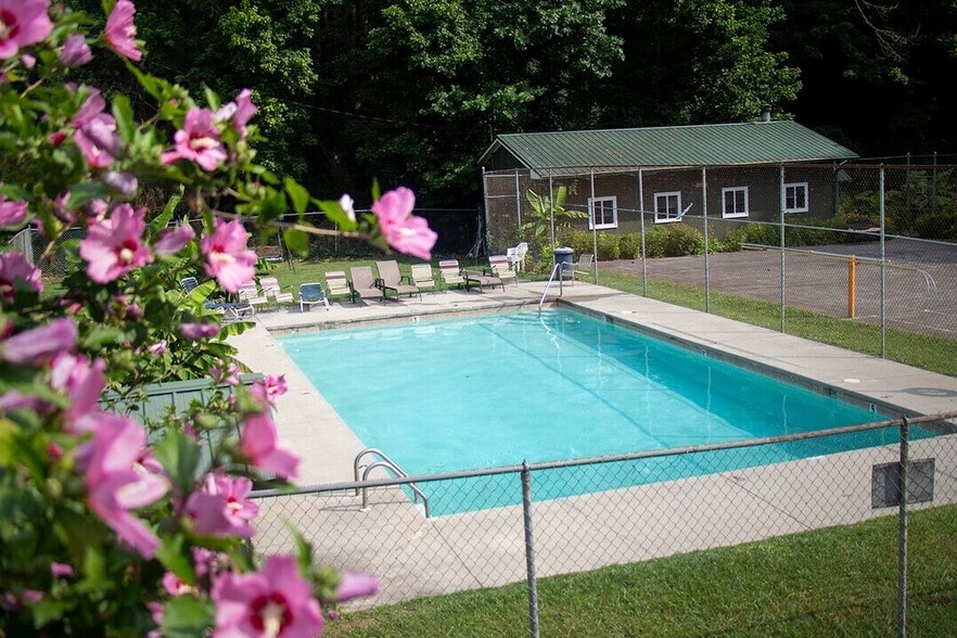 Saltwater Pool - Windy Lakes Apartments