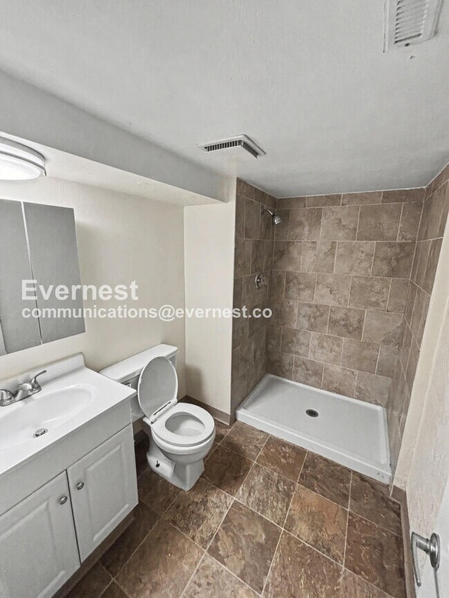 Building Photo - 5 Bed, 2.5 Bath Home with Fenced Yard & Garage / Available Soon!