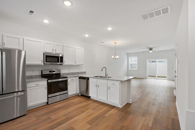 Building Photo - Large 3 story townhome near beach with com...