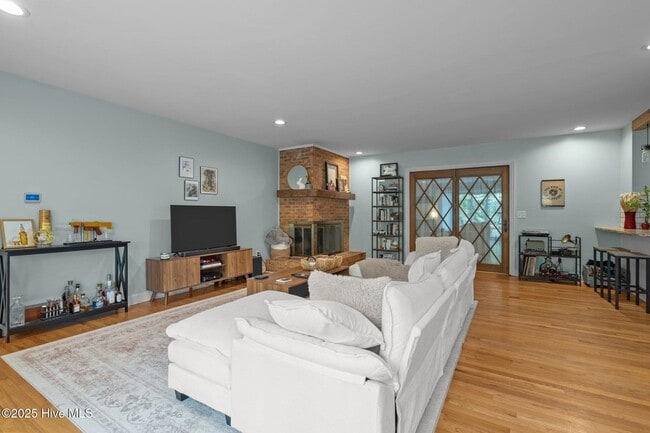 Building Photo - 185 Pine Ridge Dr