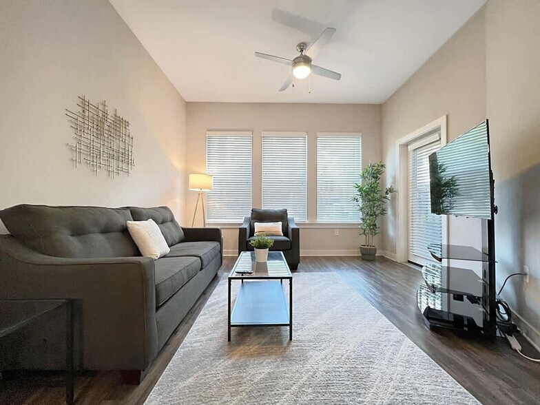 Building Photo - 2615 N Grady Ave