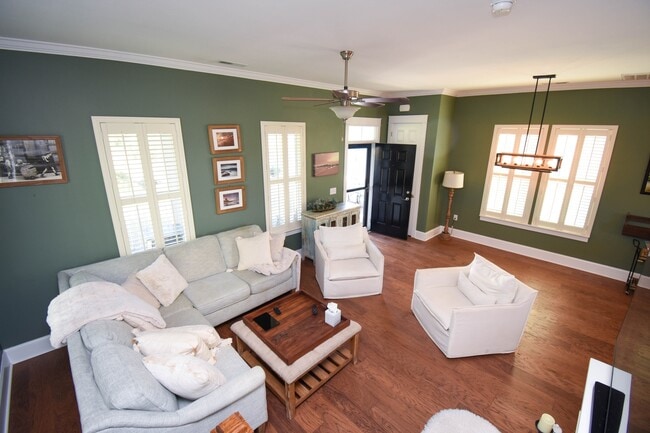 Building Photo - 846 Rosa Cir