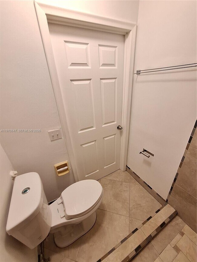 Building Photo - 2011 Bay Dr