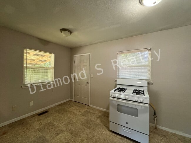 Building Photo - JUST REDUCED!  2 Bedroom House with Large ...