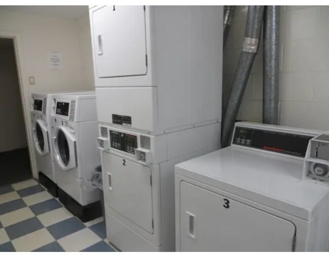 Building Photo - 5 Strawberry Bank Rd