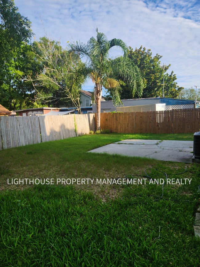 Building Photo - Beautifully Updated 3/2 One Mile from Beach!