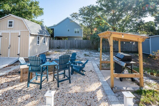 Building Photo - FURNISHED OFF-SEASON MONTHLY RENTAL