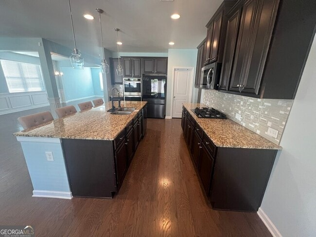 Building Photo - 165 Craines View