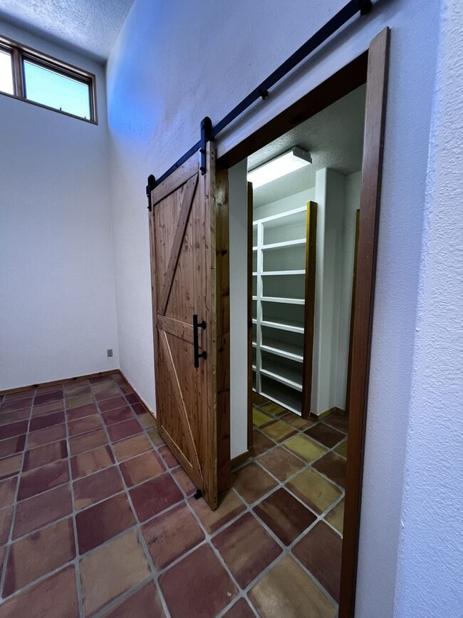 Building Photo - 5 Oriente Ct