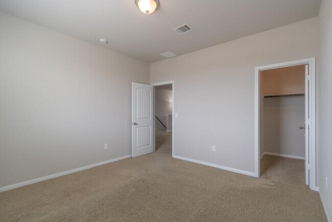 Building Photo - 2880 Donnell Dr