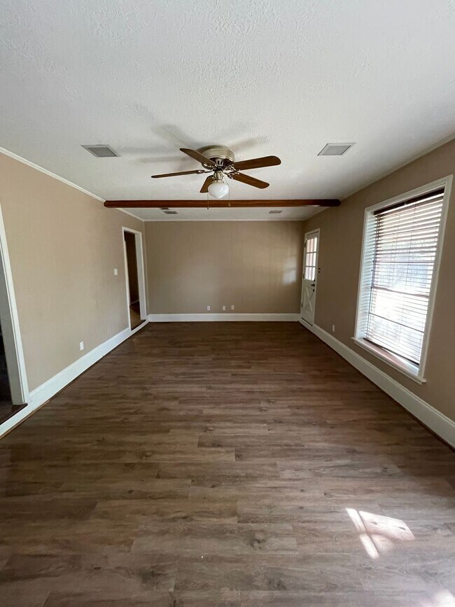 Building Photo - $1,850/mo | 3BD/2BA | Fenced Backyard, 2-Car Garage, No Carpet -- College Station, TX