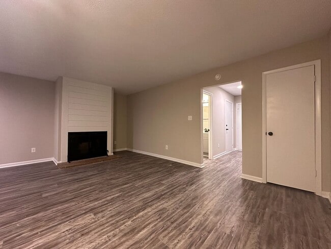 Building Photo - Convenient, in town living with garage!