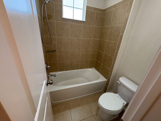 Building Photo - 50% OFF FIRST MONTH RENT* - 5 Bedroom 4 Ba...