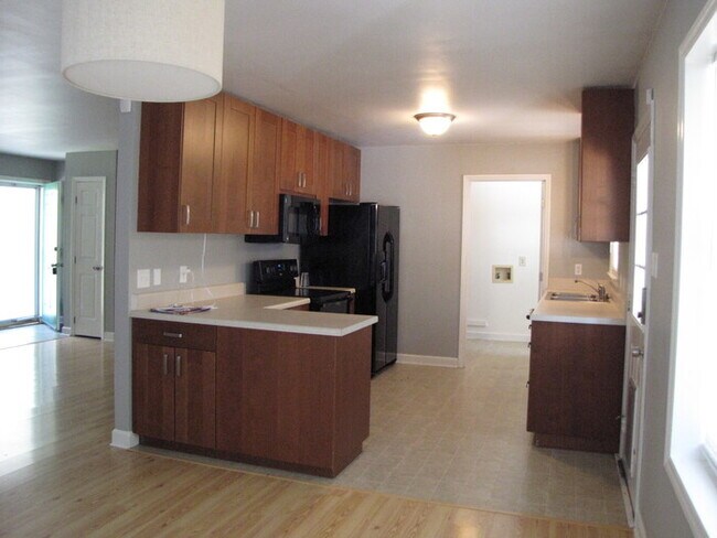 Building Photo - 513 Chivalry Dr