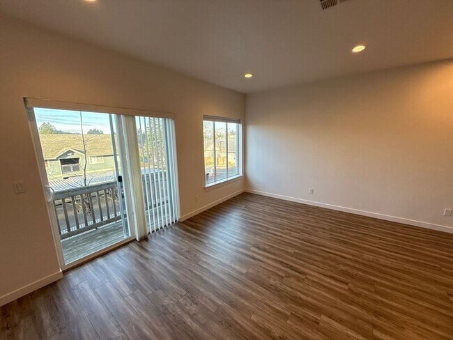 Building Photo - 5913 Blue River Dr SE