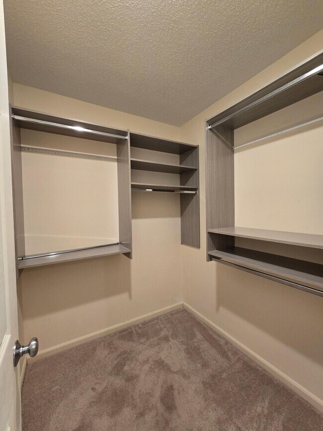 Building Photo - 3682 Beacon Dr