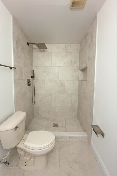 Building Photo - 4055 NW Cinnamon Tree Cir