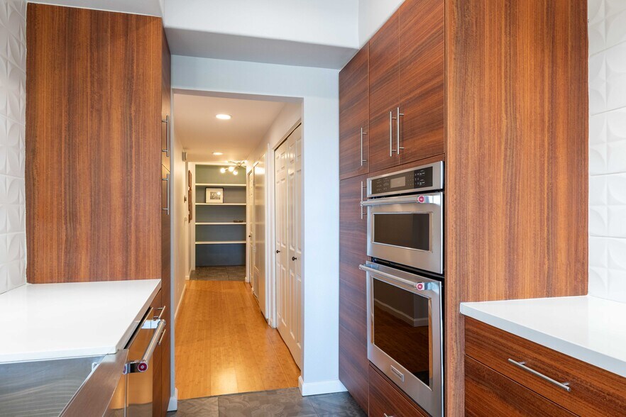 microwave/full oven - 11322 Camarillo St