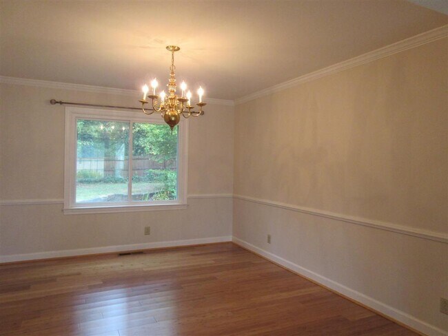 Building Photo - 4635 Villa Chase Dr NE