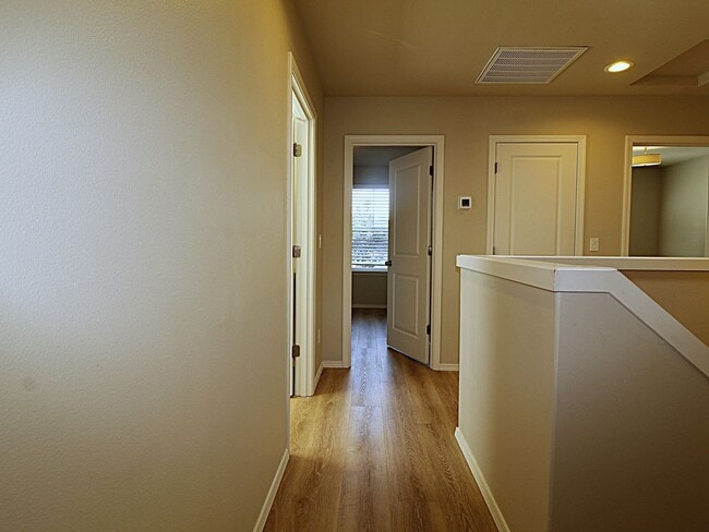 Building Photo - Modern 3x2.5 End Unit Townhome Retreat in NE Bend