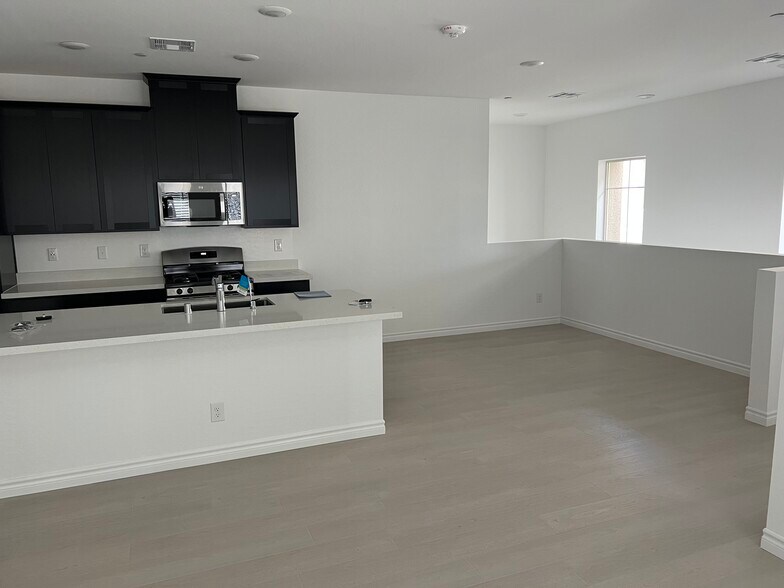 Building Photo - 600 N Carriage Hill Dr