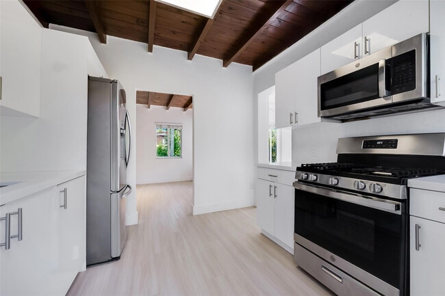 Building Photo - 6411 SW 63rd Ct