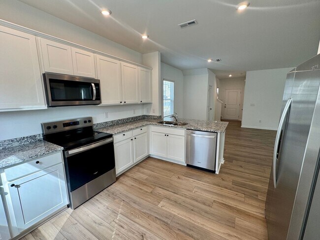 Building Photo - 4BR/2.5BA Two Car Garage in Element Park