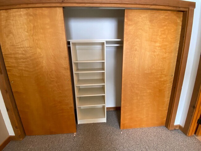 Building Photo - Pet Friendly (1 dog only) Ponds Studio