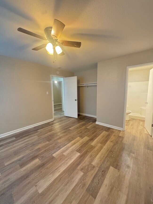 Building Photo - 2221 Dogwood Way