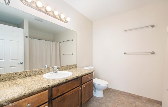 Building Photo - 2 br, 2 bath Condo - 145 West El Norte Par...