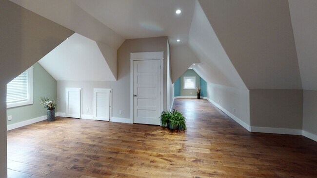 Building Photo - Renovated 6BR/4BA Cottage in Fort Sanders ...