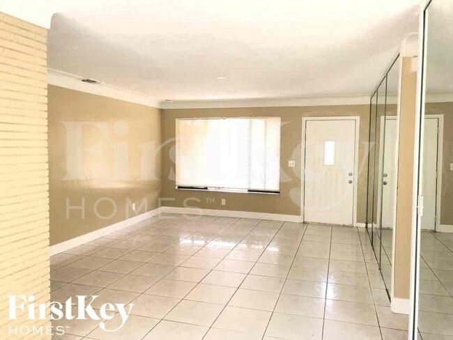 Building Photo - 2840 SW 2nd Ct