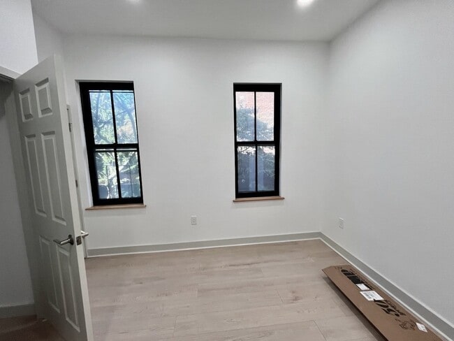 Building Photo - 52 Clarendon St