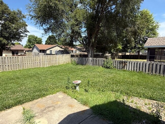 Building Photo - 417 DALHLIA