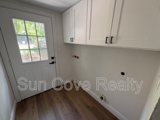 Building Photo - 807 E Genesee St