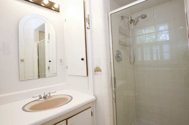 Building Photo - Retro Ranch only minutes from downtown Sou...