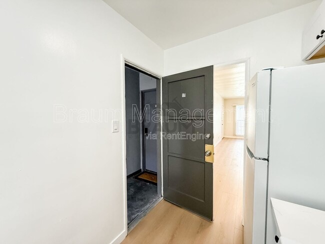 Building Photo - 7333 Woodman Ave