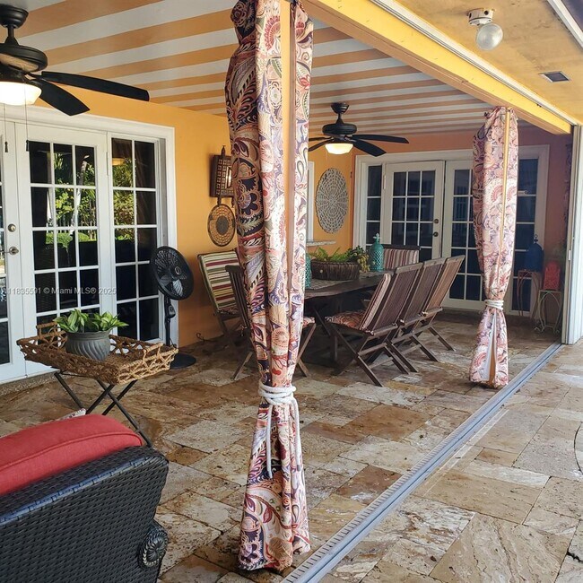 Building Photo - 16621 Royal Poinciana Dr