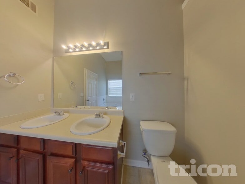 Building Photo - 1418 White Rocks Way NE