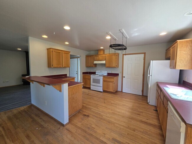 Building Photo - Port Ludlow Farmhouse for Rent, Freshly Updated and Available Now!