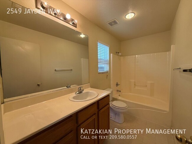 Building Photo - Single-Story 3-Bedroom 2-Bath North Stockt...