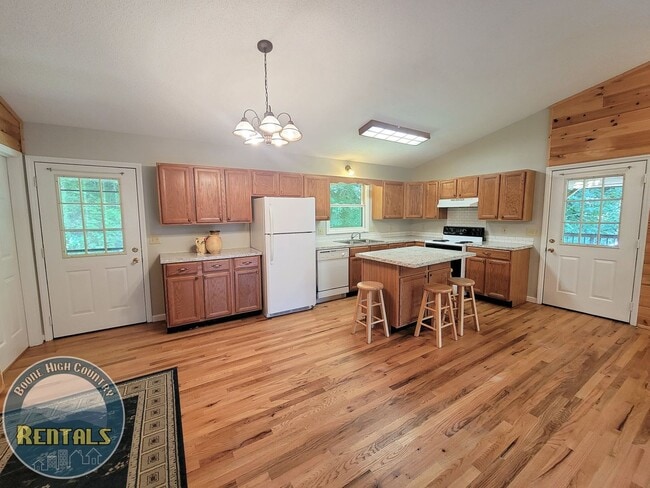 Building Photo - 3/2 One-Level Living Cabin in A Serene Setting!