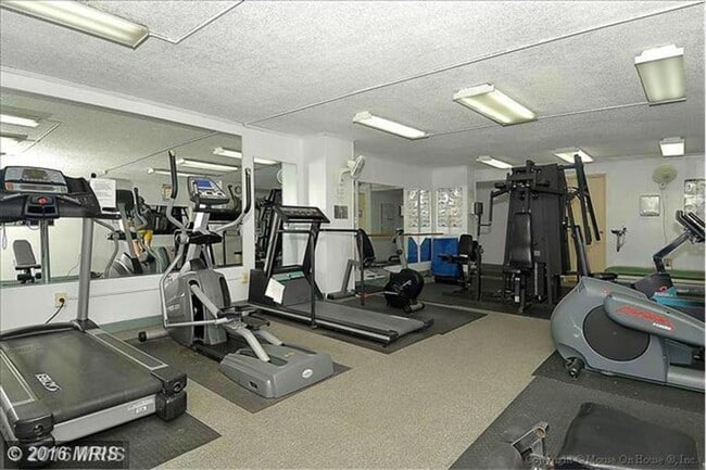 Building Photo - Lovely Studio Apartment in Highly-Sought G...
