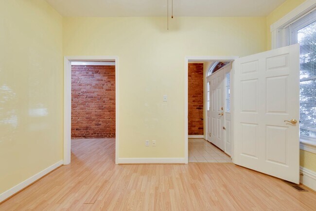 Building Photo - 2627 W Cary St