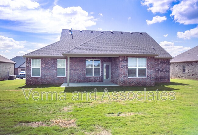 Building Photo - 940 E Skyline Lp