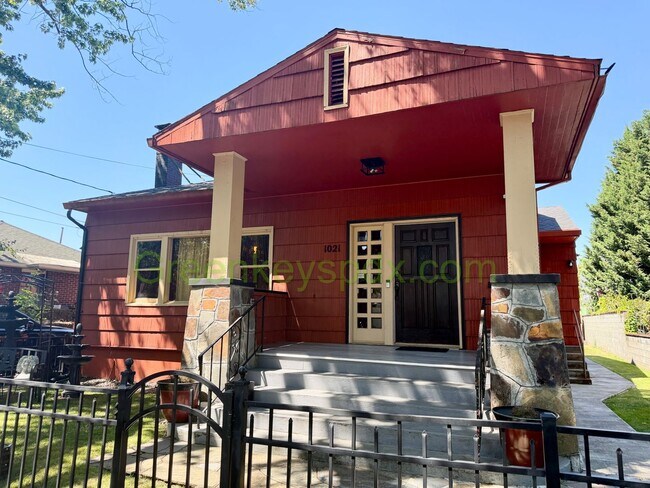 Building Photo - Awesome 4-Bed/2-Bath Craftsman Bungalow House Near Alberta District