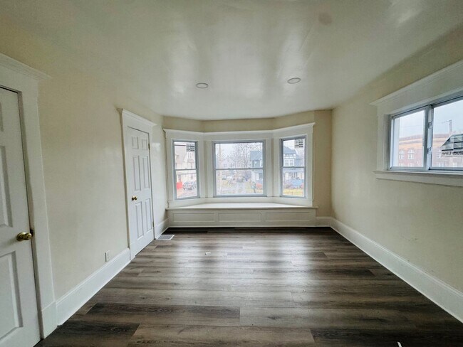 Building Photo - Charming 4-Bedroom Property in Prime Location